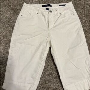 Bandolino White Bermuda Shorts size 6